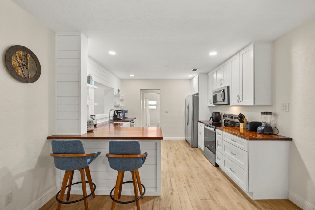 Kitchen — 125 W Gadsden Lane, photo 13 of 48