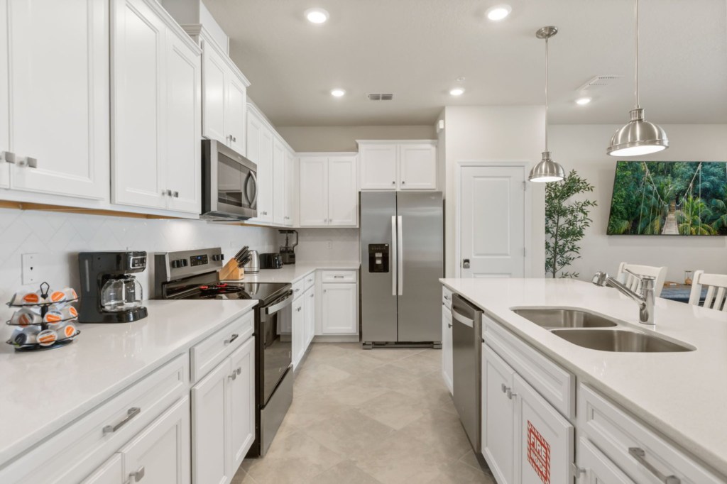 Kitchen — 16258 Coastal Cove Lane, photo 16 of 89
