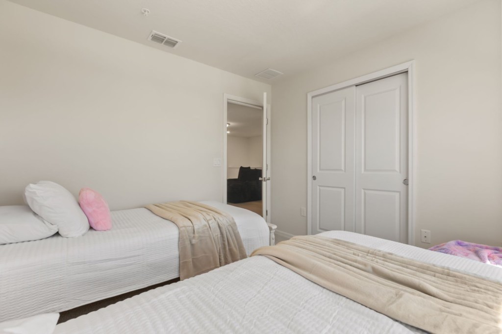 Princess - themed bedroom — 16258 Coastal Cove Lane, photo 33 of 89