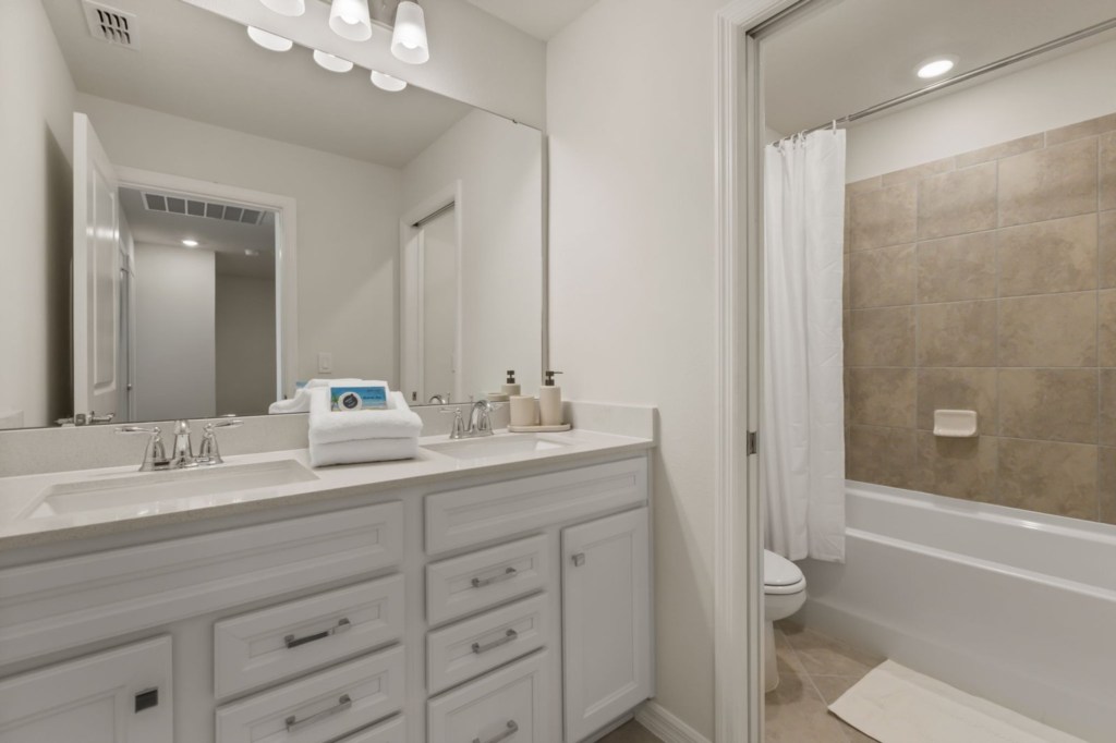 Bathroom — 16258 Coastal Cove Lane, photo 40 of 89