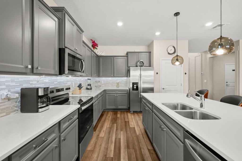 Kitchen — 15996 Sandy Cliffs Drive, photo 10 of 84