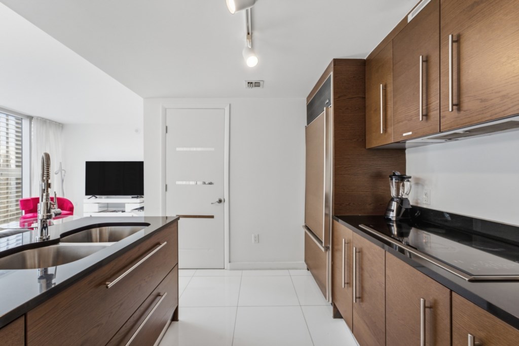 2 bedroom vacation apartment at Iconbrickell - Image 10