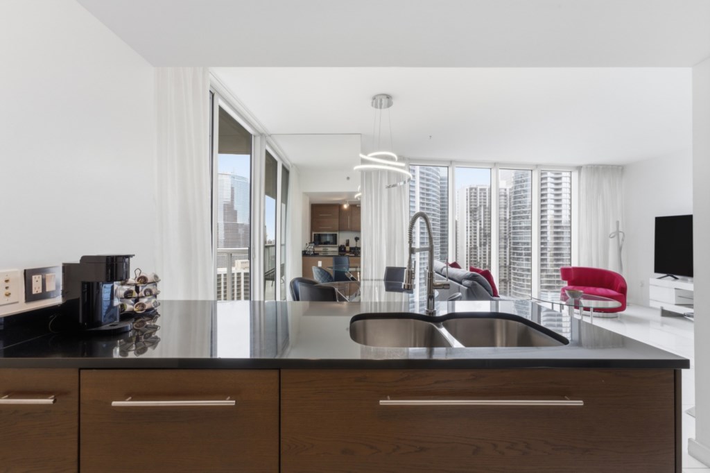 2 bedroom vacation apartment at Iconbrickell - Image 11