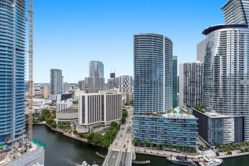 2 bedroom vacation apartment at Iconbrickell - Image 22
