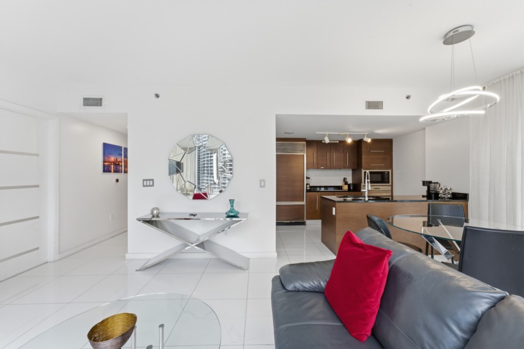 2 bedroom vacation apartment at Iconbrickell - Image 5