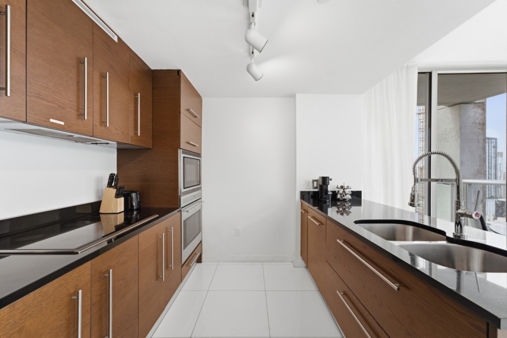 2 bedroom vacation apartment at Iconbrickell - Image 8