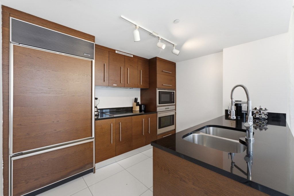 2 bedroom vacation apartment at Iconbrickell - Image 9