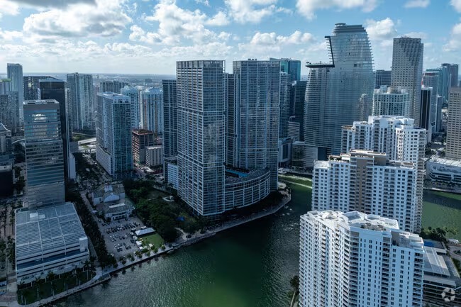 2 bedroom vacation apartment at Iconbrickell - Image 2