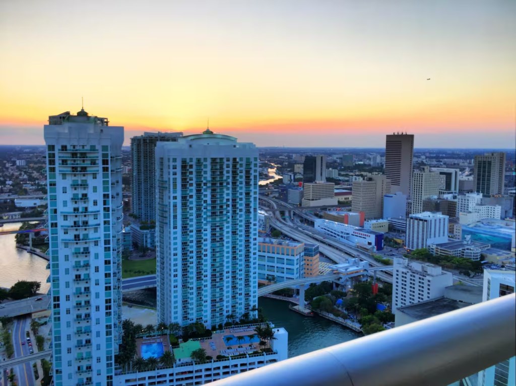 2 bedroom vacation apartment at Iconbrickell - Image 15