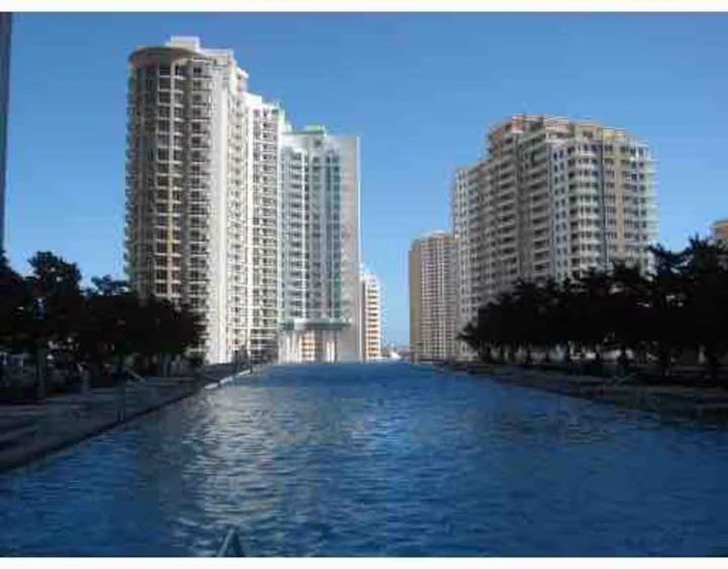 2 bedroom vacation apartment at Iconbrickell - Image 8