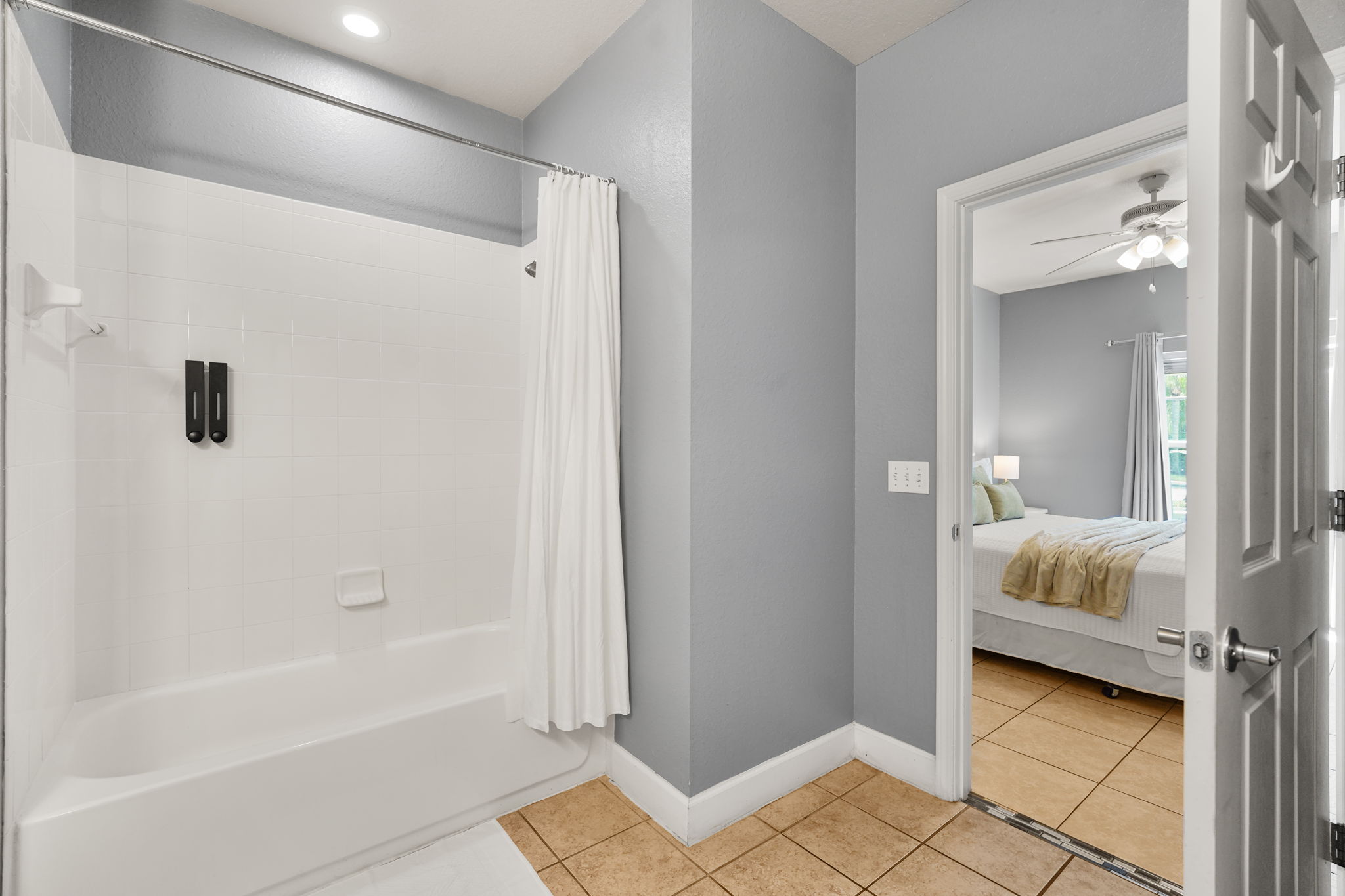 4 bedroom vacation townhouse at Lucaya Village - Image 26