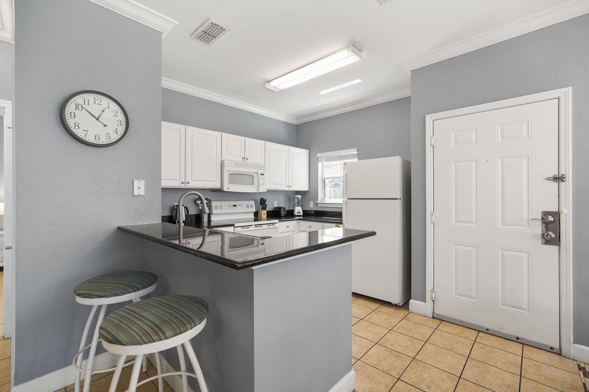 4 bedroom vacation townhouse at Lucaya Village - Image 8