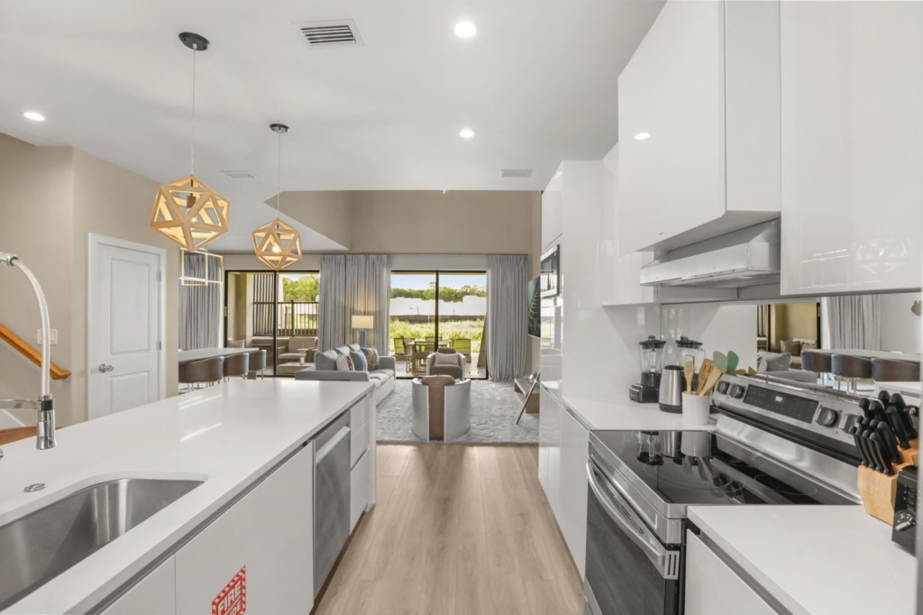 Kitchen — 5591 Positano Way, photo 11 of 33