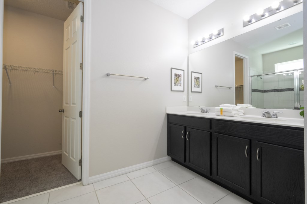 Master bathroom 1st floor