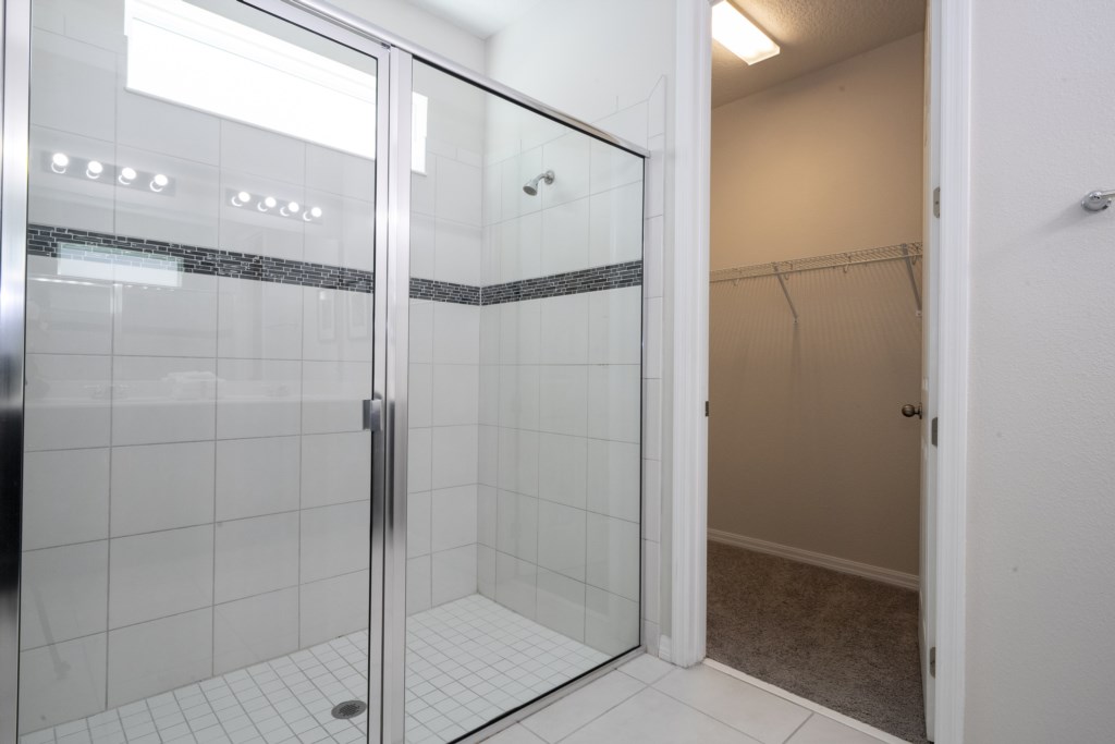 Master bathroom 1st floor