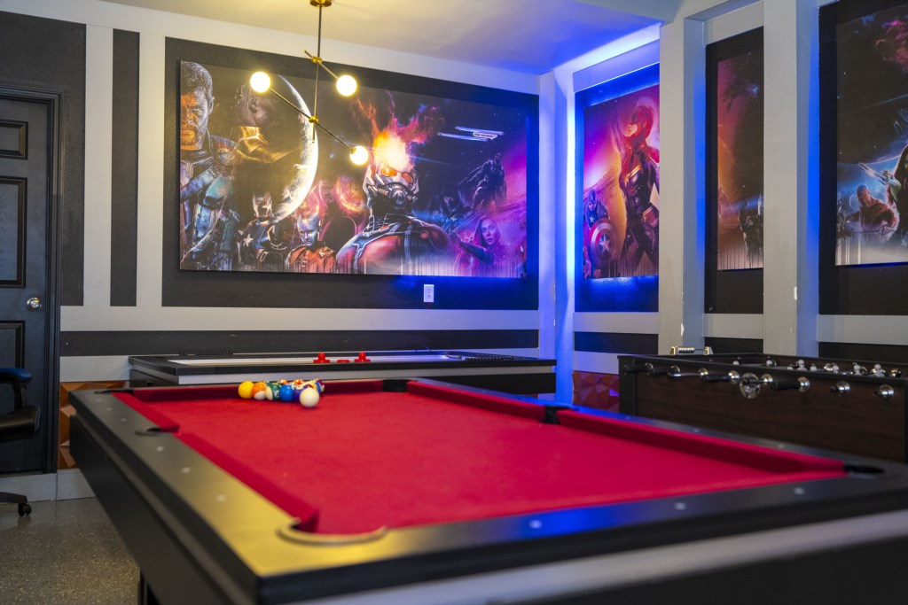 Game room w/ pool table