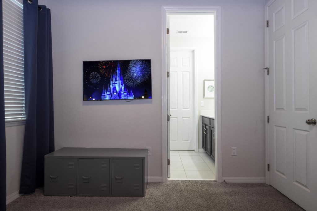 Minions themed bedroom w/ full + twin & TV
