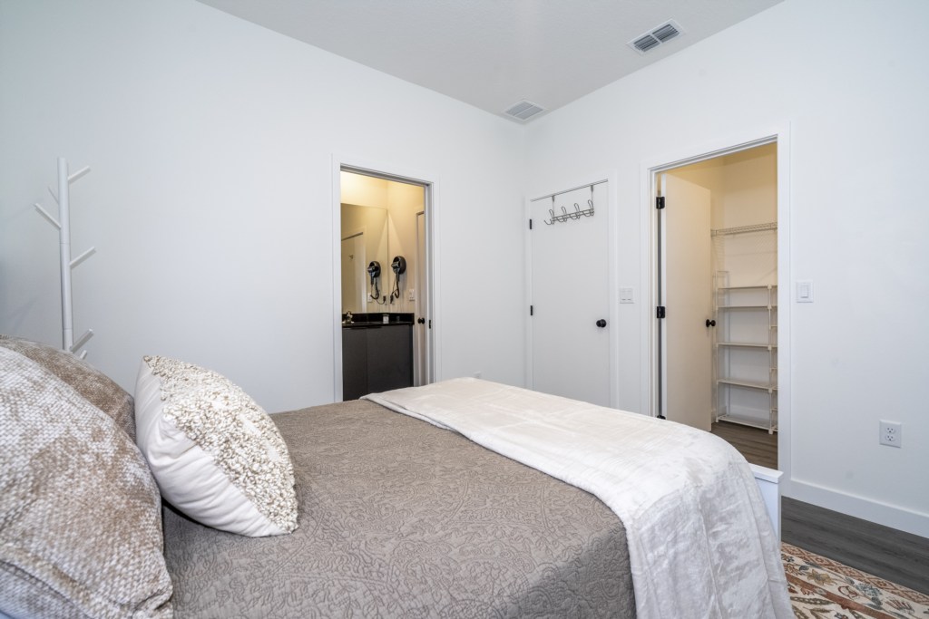 First floor en-suite with full bed