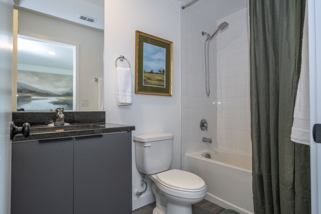 King bedroom en-suite bathroom 2nd floor