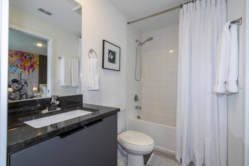 Double bedroom en-suite bathroom 2nd floor