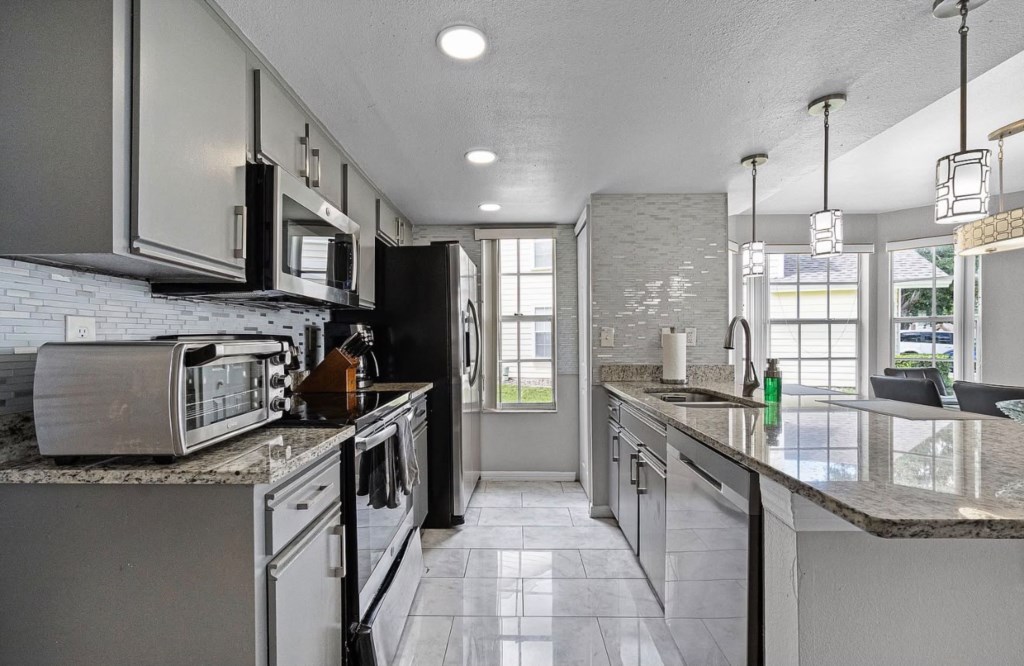 Kitchen — 5017-95 Laguna Bay Circle, photo 8 of 44