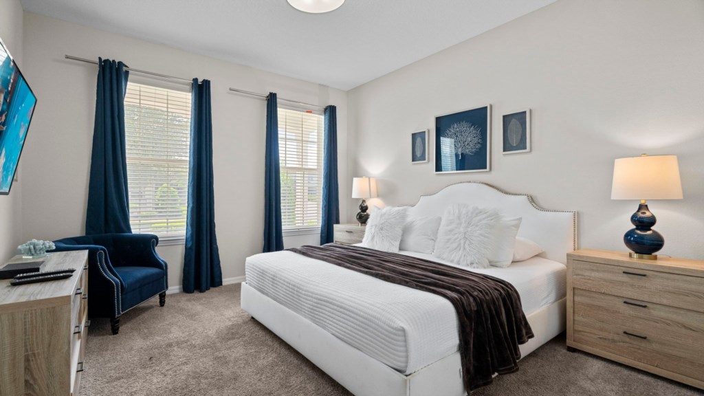 Master suite w/ king size bed