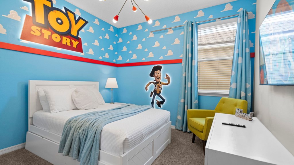 Toy Story themed bedroom w/ queen bed