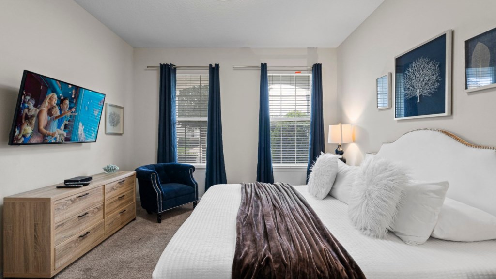 Master suite w/ king size bed