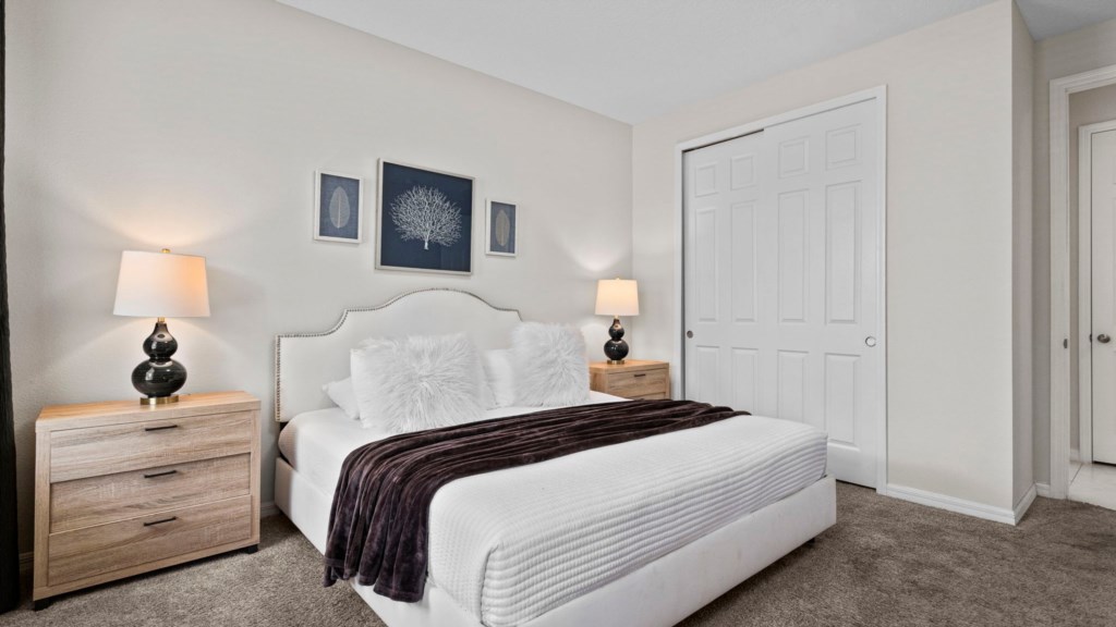 Master suite w/ king size bed
