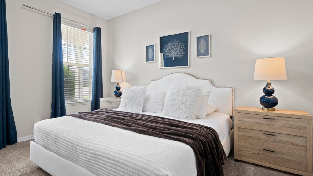 Master suite w/ king size bed