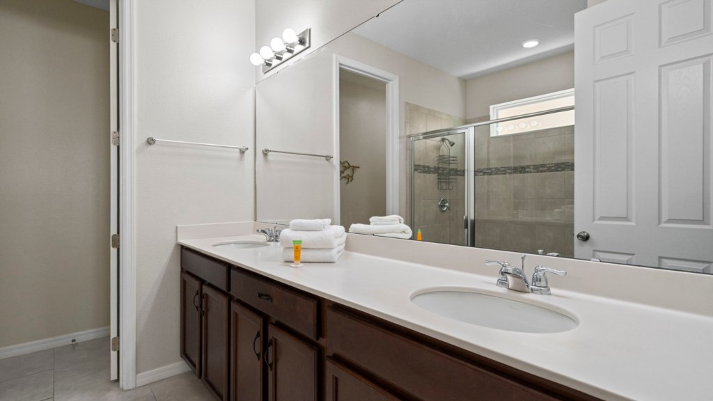Master suite w/ king size bed