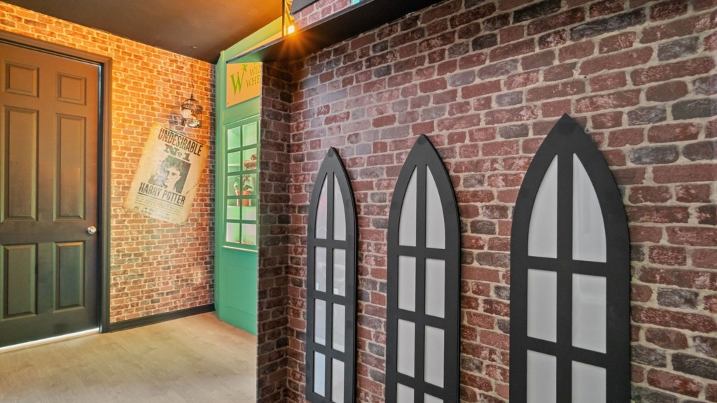 Harry Potter themed bedroom w/ bunk bed full over full