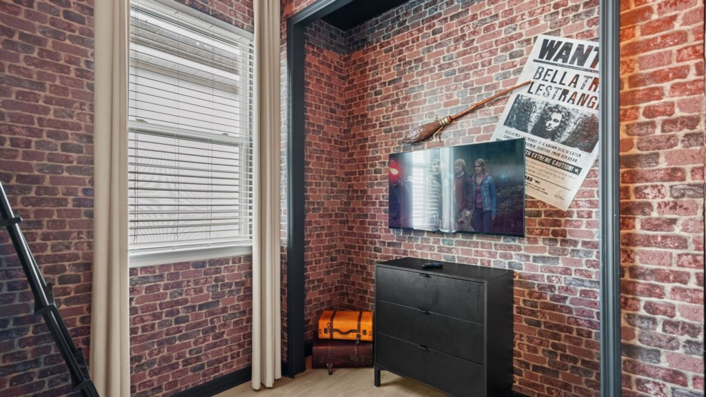 Harry Potter themed bedroom w/ bunk bed full over full