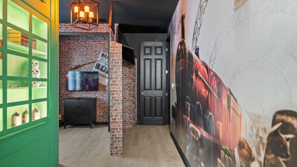 Harry Potter themed bedroom w/ bunk bed full over full