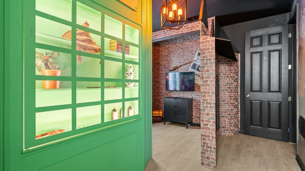 Harry Potter themed bedroom w/ bunk bed full over full