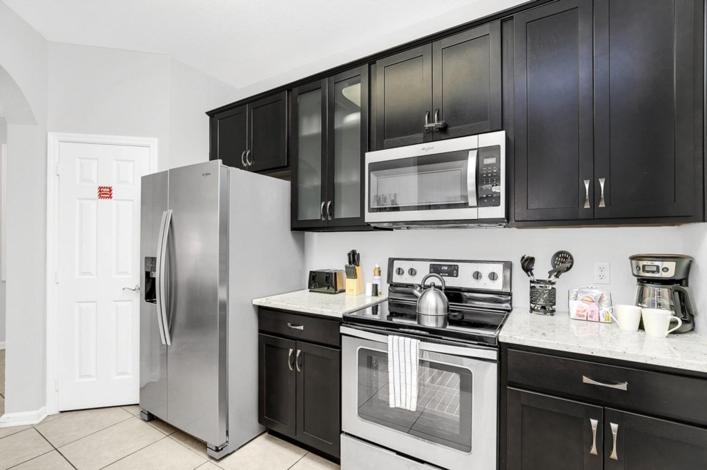 Kitchen — 4862-110 Cayview Avenue, photo 11 of 28