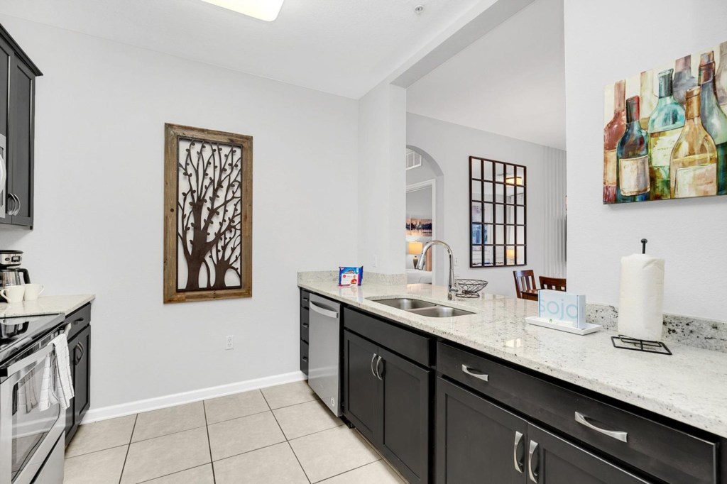 Kitchen — 4862-110 Cayview Avenue, photo 12 of 28