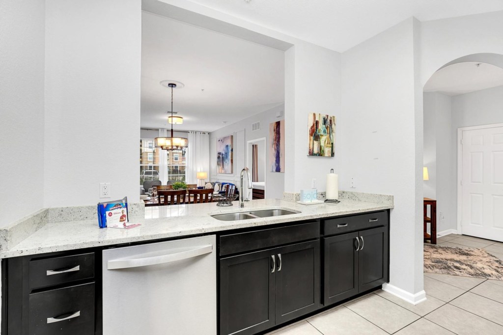 Kitchen — 4862-110 Cayview Avenue, photo 13 of 28