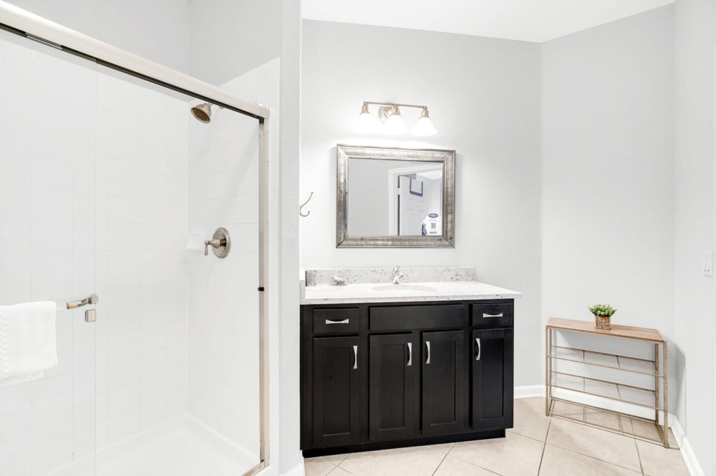 Bathroom — 4862-110 Cayview Avenue, photo 21 of 28