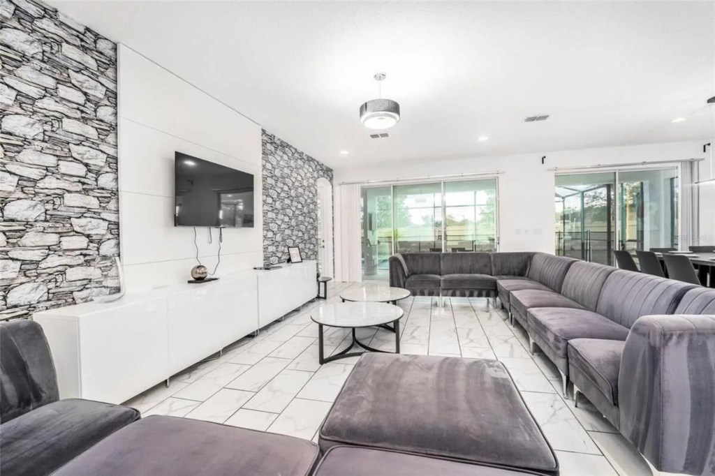 Living area — 2613 Calistoga Avenue, photo 5 of 28