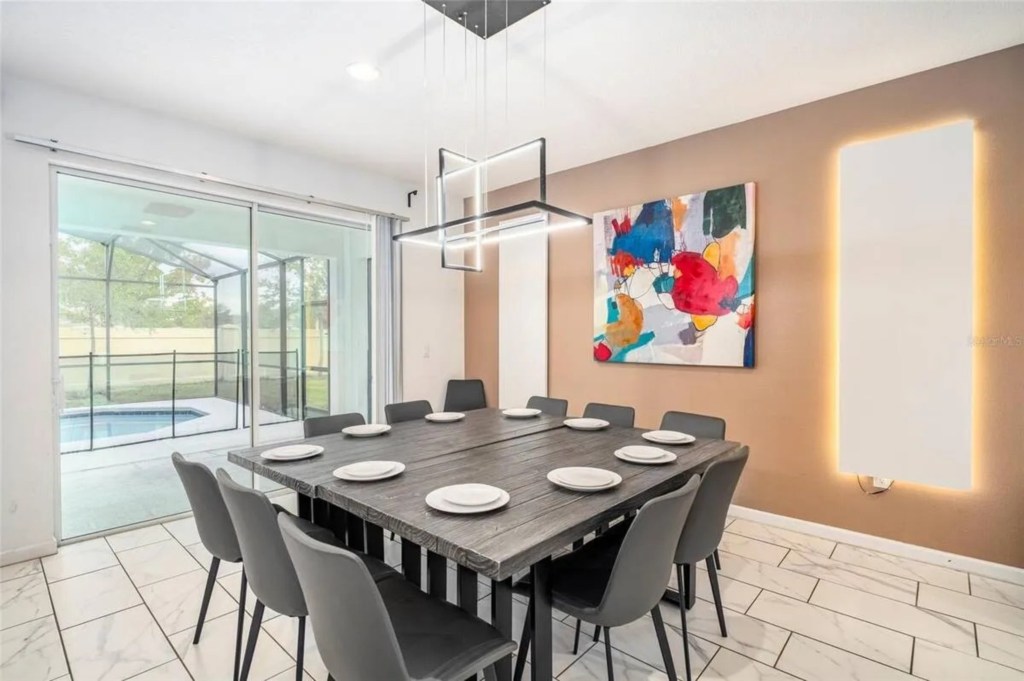Dining area — 2613 Calistoga Avenue, photo 6 of 28