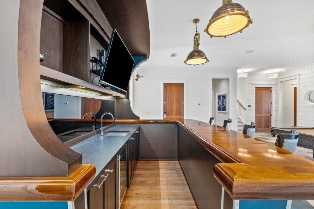 1st Floor Wet Bar