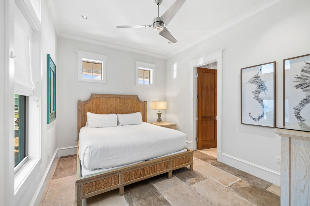 King Bedroom With Bathroom On 1st Floor
