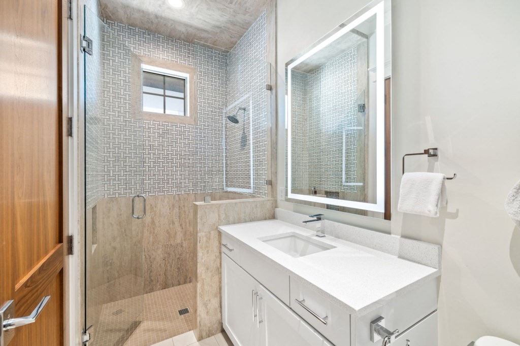 King Bathroom On 1st Floor