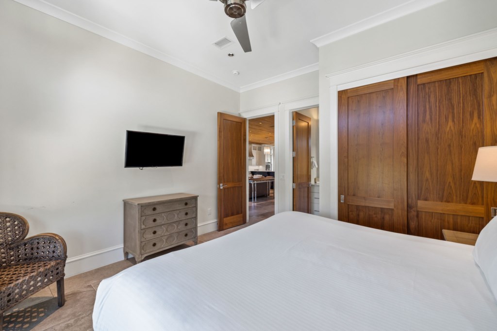 King Bedroom With Bathroom On 2nd Floor