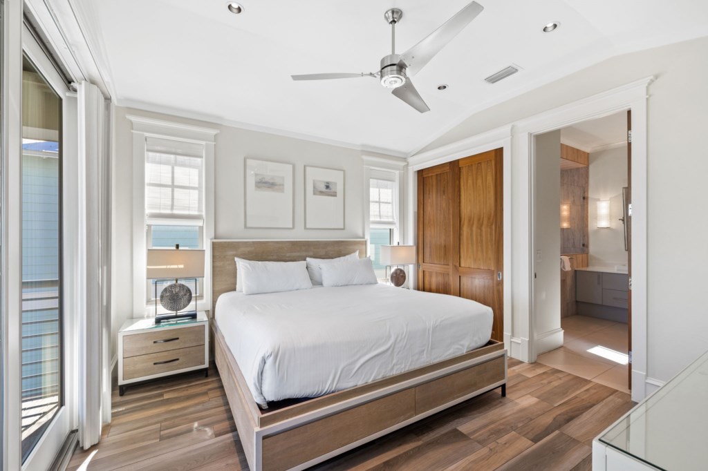 King Bedroom With Bathroom On 3rd Floor