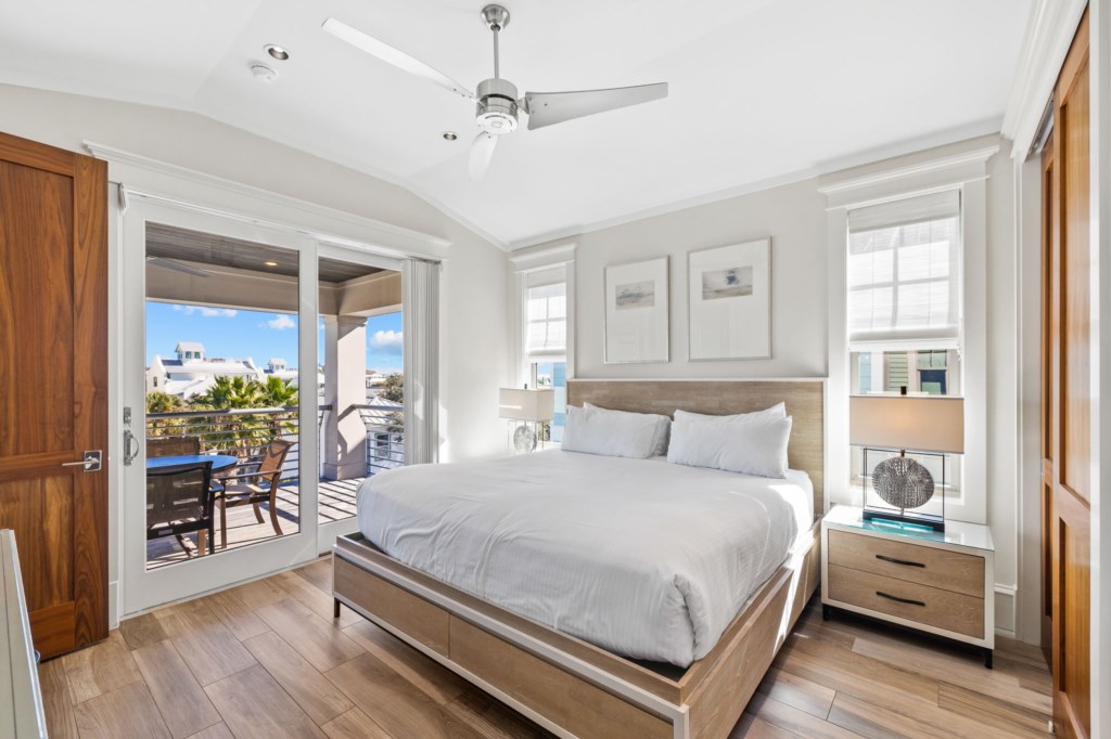 King Bedroom With Bathroom On 3rd Floor
