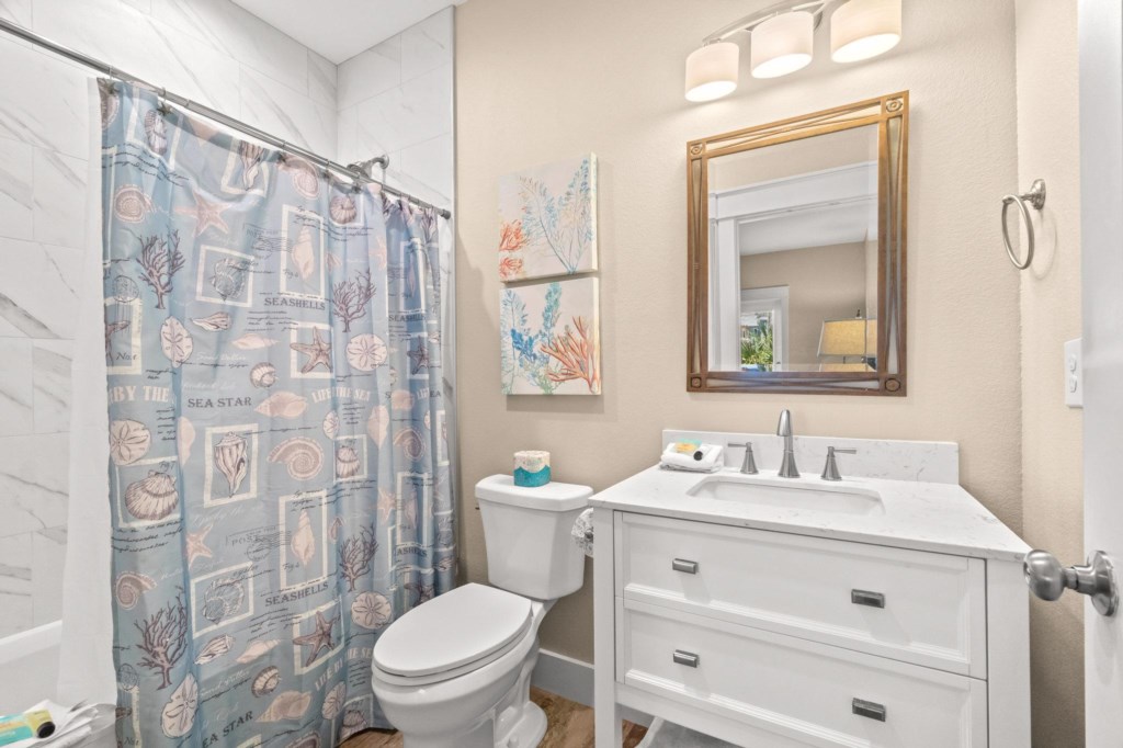 2nd floor king and bunk bathroom