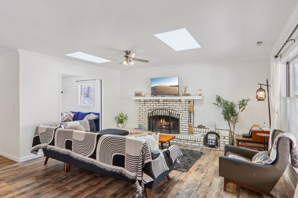 10-web-or-mls-210SpringValleyDr-S1701-006