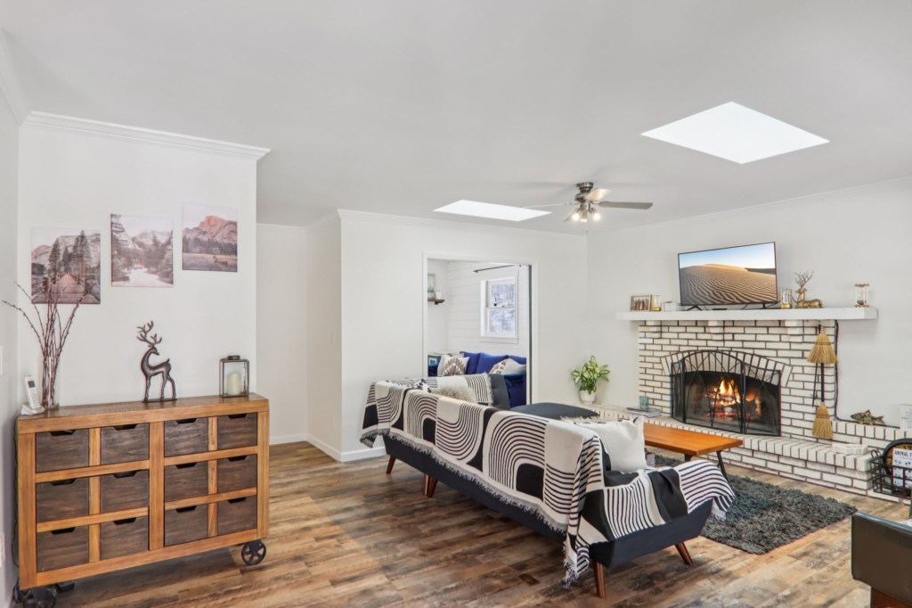11-web-or-mls-210SpringValleyDr-S1701-007